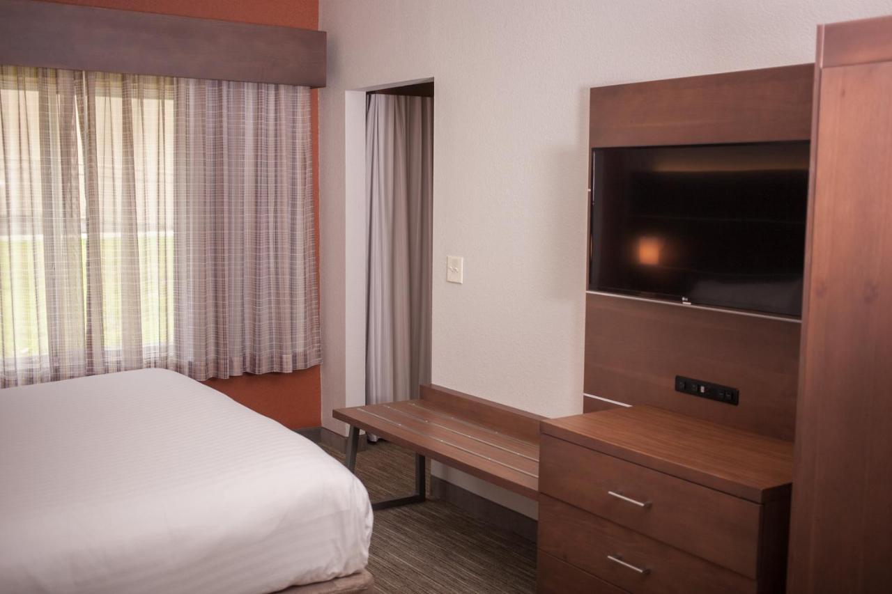 Holiday Inn Express & Suites Logan, An Ihg Hotel Ngoại thất bức ảnh